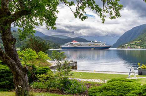 Fred. Olsen welcomes Nick Knowles onboard | ROL Cruise Blog