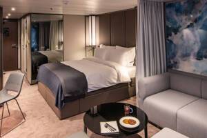 Bedroom, Deluxe Verandah Suite (DA), Scenic Eclipse II
