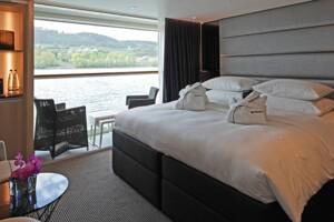 Bedroom, Junior Balcony Suite (RJ), Scenic Jasper