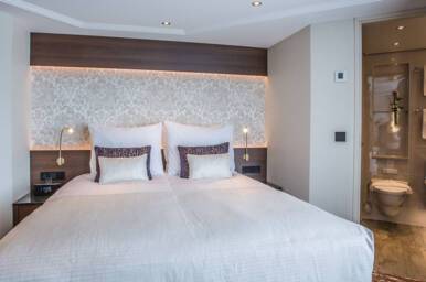 Superior Suite, Diamond Deck, MS Oscar Wilde, Riviera Travel