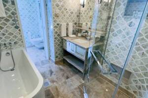 Club World Owners Suite Bathroom on Azamara Pursuit