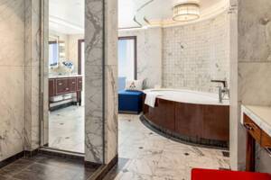 Owner's Suite Bathroom, Vista, Oceania Crusies