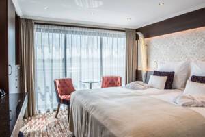 Standard Suite, Diamond Deck, MS Oscar Wilde, Riviera Travel