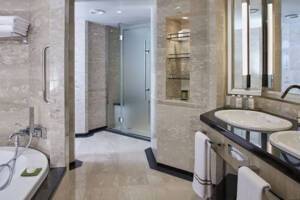 Royal Suite bathroom, Silver Moon