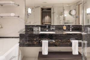 Suite Bathroom (B4), Iona