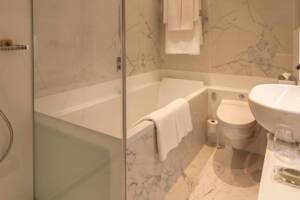 Royal Balcony Suite, Bathroom, Scenic Amber