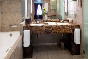 Signature Suite, Bathroom, Seabourn Quest