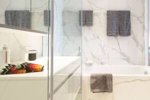 Emerald Azzurra Owner's Suite bathroom