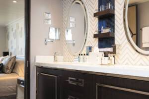 Regent Explorer, Penthouse Suite (C) bathroom