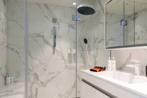 Emerald Sakara Owner's Suite Bathroom