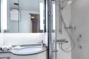 Inside Stateroom, Bathroom, Insignia, Oceania Cruises