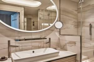 Superior Veranda bathroom, Silver Endeavour