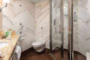 Owner's Suite, Bathroom,  Insignia, Oceania Cruises