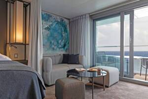 Bedroom, Grand Deluxe Verandah Suite (AD), Scenic Eclipse