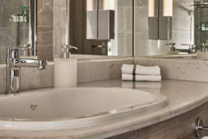 Classic Veranda bathroom, Silver Moon